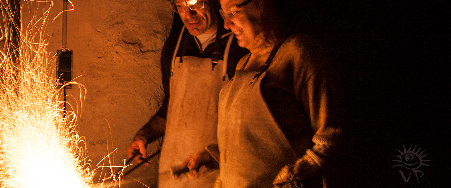 Pareja a la luz de la forja. La Fragua íbera