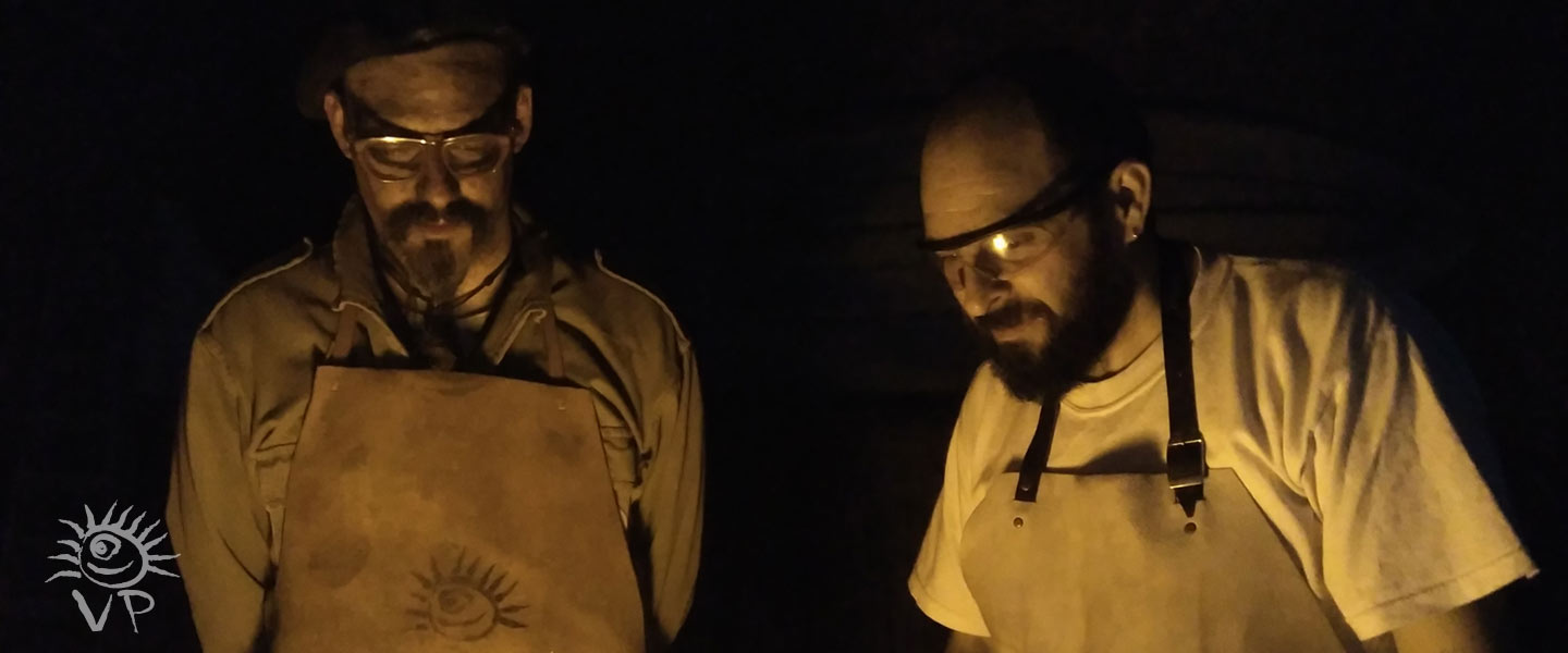 David Castillo con un alumno a la lumbre de la fragua. La Fragua Íbera