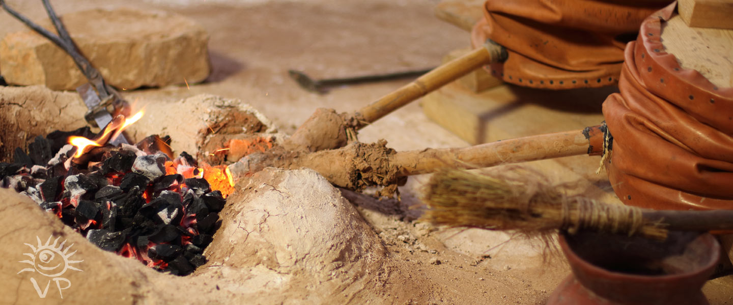 Fuelles con tobera y carbón. La Fragua Íbera